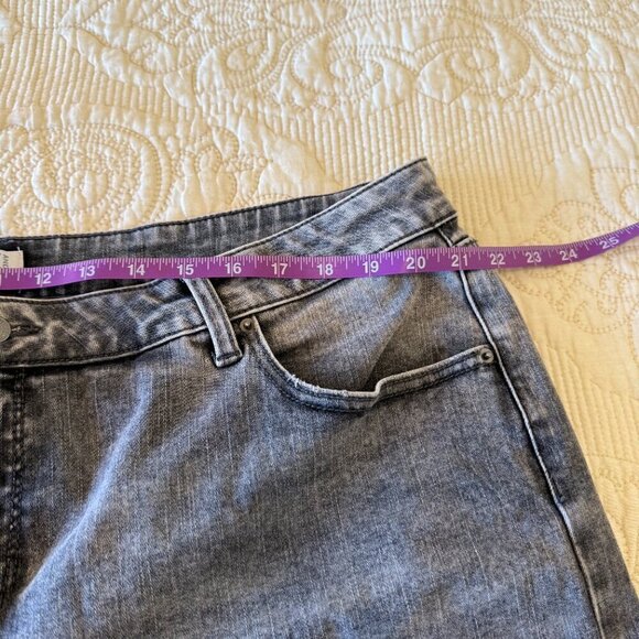 NWOT plus grey wash cutoff jean shorts women's size 20 - Picture 5 of 7